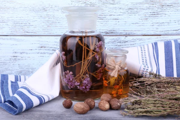 Flaskor herbal tinktur och torkade blad — Stockfoto