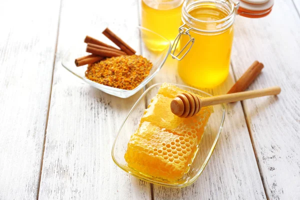 Čerstvý med na stole — Stock fotografie