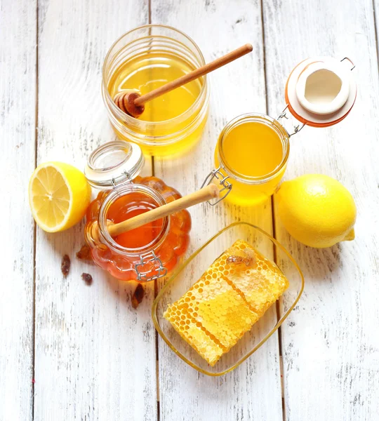 Φρέσκο μέλι στο τραπέζι — Φωτογραφία Αρχείου
