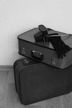 Vintage eski seyahat bavul yerde gri tonlarında