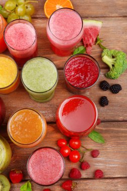 Lezzetli taze meyve suyu bir bardak