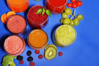 Lezzetli taze meyve suyu bir bardak