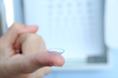 Kontakt lens parmak