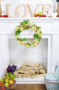 güzel süslemeleri ile şömine