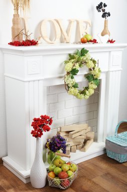 güzel süslemeleri ile şömine