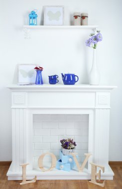 güzel süslemeleri ile şömine