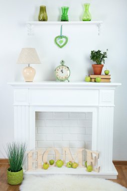 güzel süslemeleri ile şömine