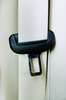 Deri koltukta emniyet kemeri.