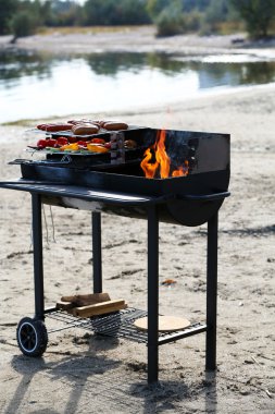 Sosis ve barbekü sebze ızgara, açık havada