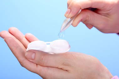 Konteynırı kontak lensli tutan kadın