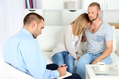 Aile psikologu resepsiyonunda sorunları olan genç bir çift.