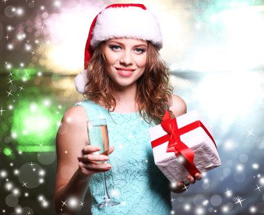 Parlak arka plan üzerinde güzel genç kadın portresi