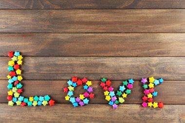 P dekoratif kağıt yıldız ahşap arka plan üzerinde yazıt aşk yaptı