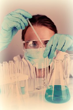 Laboratuvarda tıbbi test yapmak laboratuvar asistanı