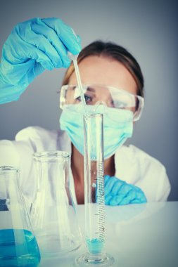 Laboratuvarda tıbbi test yapmak laboratuvar asistanı