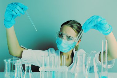 Laboratuvarda tıbbi test yapmak laboratuvar asistanı