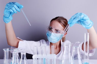 Laboratuvarda tıbbi test yapmak laboratuvar asistanı
