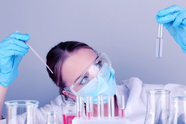 Laboratuvarda tıbbi test yapmak laboratuvar asistanı