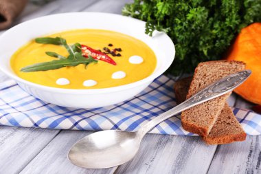 Beyaz tabakta balkabağı çorbası