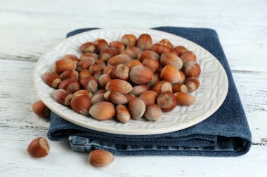 Plaka peçete üzerinde fındık