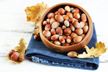 Plaka peçete üzerinde fındık