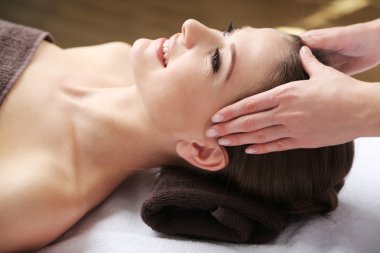 masaj spa salonu içinde sahip güzel bir genç kadın