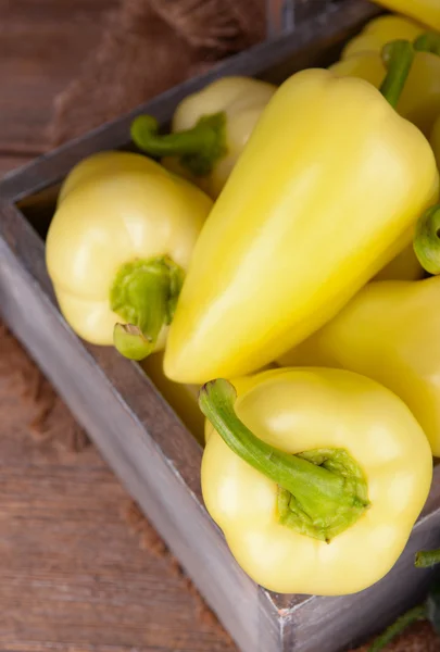 Sárga paprika, láda, ezerkétszázhatvan asztalra közelről — Stock Fotó