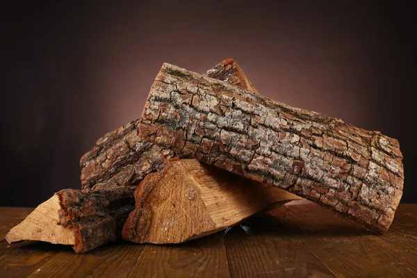 Куча дров на полу — стоковое фото