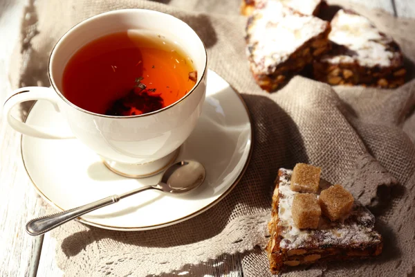 Taza de té en la mesa —  Fotos de Stock