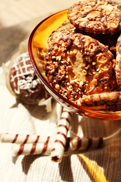 Biscoitos saborosos na mesa, close-up — Fotografia de Stock