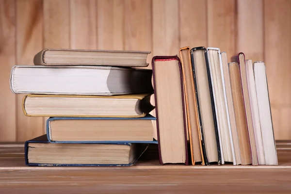 Βιβλία για το ξύλινο τραπέζι — Φωτογραφία Αρχείου