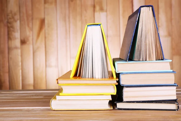 Libros sobre mesa de madera — Foto de Stock