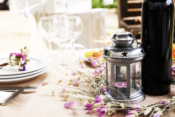 Mesa Buffet com louça à espera dos hóspedes — Fotografia de Stock