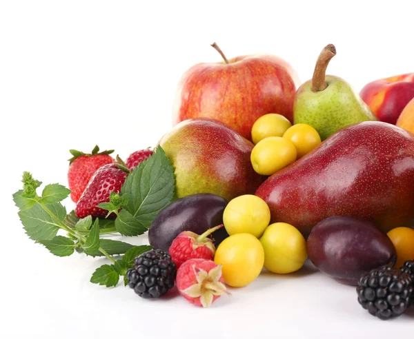 farklı meyveler ve meyve üzerinde beyaz izole