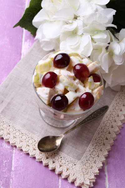 Yogurt with  fresh grape and apple slices — Stock Photo, Image