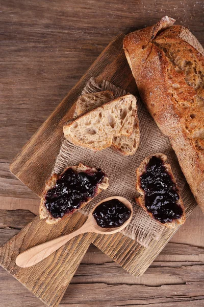 Brød med plommesyltetøy og plommer – stockfoto