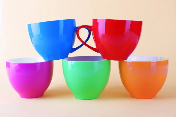 Яркие красочные чашки — стоковое фото