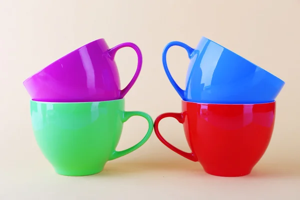 Heldere kleurrijke cups — Stockfoto