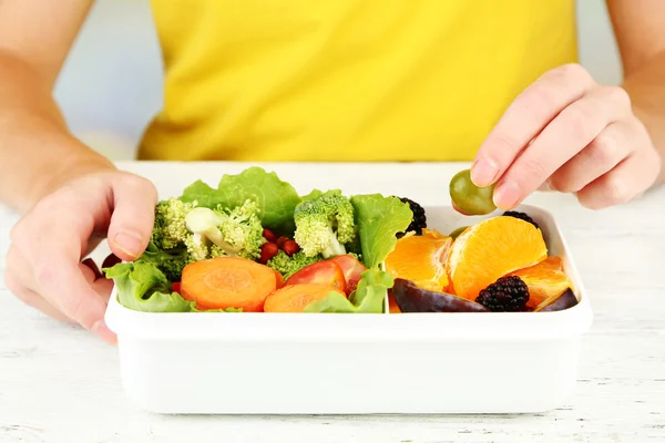 Kvinna att göra god vegetarisk lunch, närbild — Stockfoto