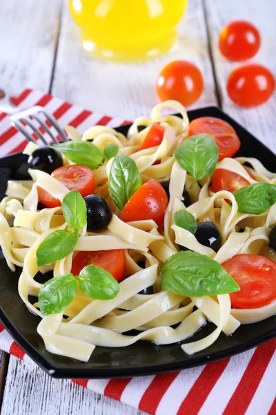 Spagetti domates, zeytin ve fesleğen yaprakları ile — Stok fotoğraf