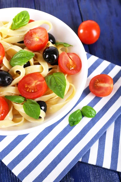 Spaghetti met tomaten, olijven en basilicum — Stockfoto
