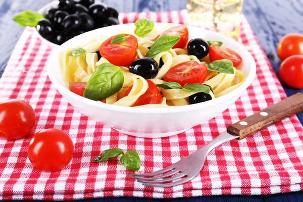 Spaghettis aux tomates, olives et feuilles de basilic — Photo