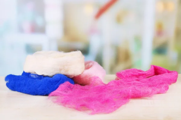 Lã multicolorida para feltragem na mesa — Fotografia de Stock