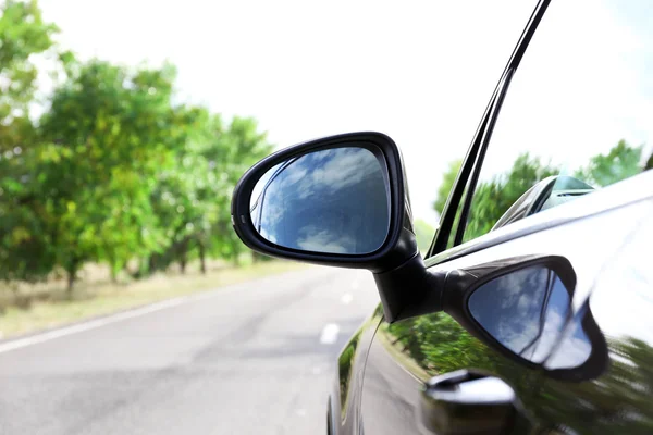 Carro na estrada — Fotografia de Stock