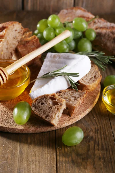 Queijo camembert, pão, mel — Fotografia de Stock