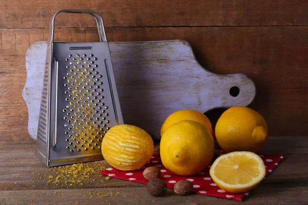 Limones en la servilleta de lunares —  Fotos de Stock