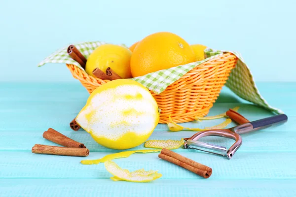 Limones y naranjas en servilleta —  Fotos de Stock