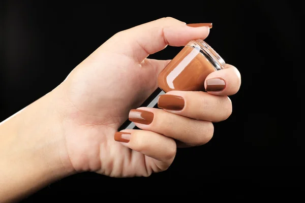 Verniz nas unhas na mão, close-up — Fotografia de Stock