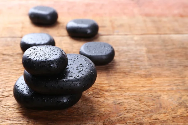 Piedras de spa con gotas —  Fotos de Stock