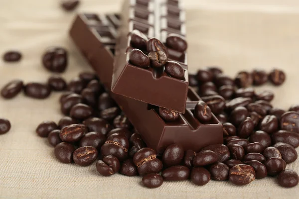 Koffiebonen en donkere chocolade — Stockfoto